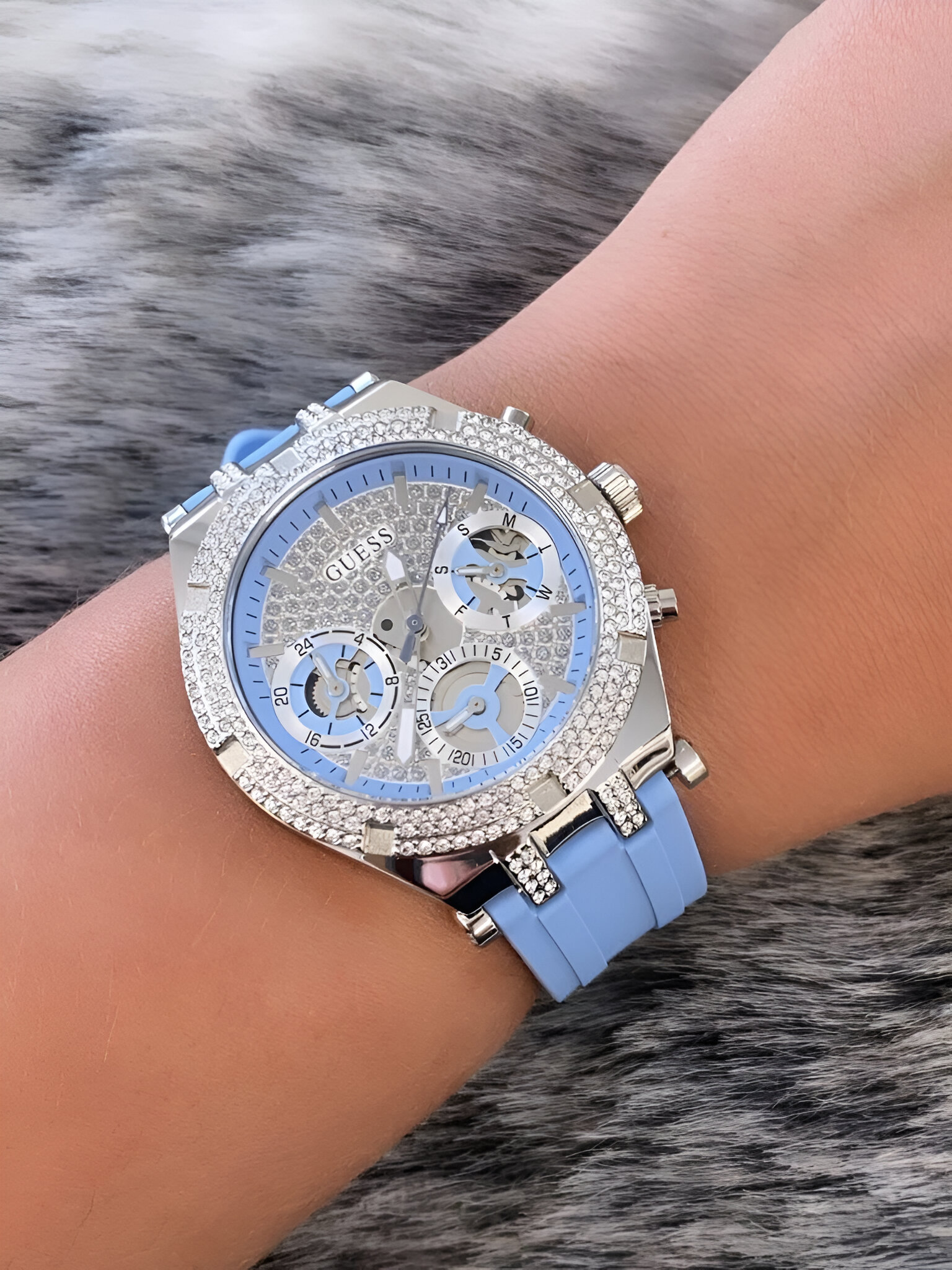 Guess Athena Quartz Watch – Grey Stainless Steel Case with Blue Silicone Strap Guess Relojes Top Guess Athena Quartz Watch - Grey Stainless Steel Case with Blue Silicone Strap Guess Relojes Top