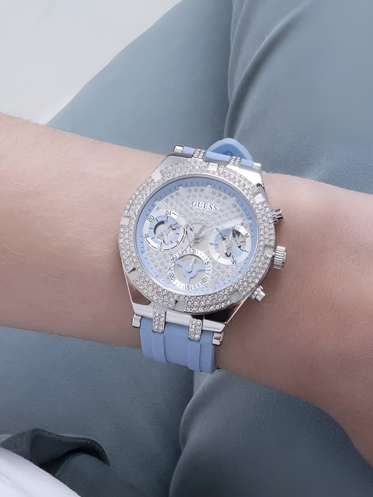 Guess Athena Quartz Watch – Grey Stainless Steel Case with Blue Silicone Strap Guess Relojes Top Guess Athena Quartz Watch - Grey Stainless Steel Case with Blue Silicone Strap Guess Relojes Top