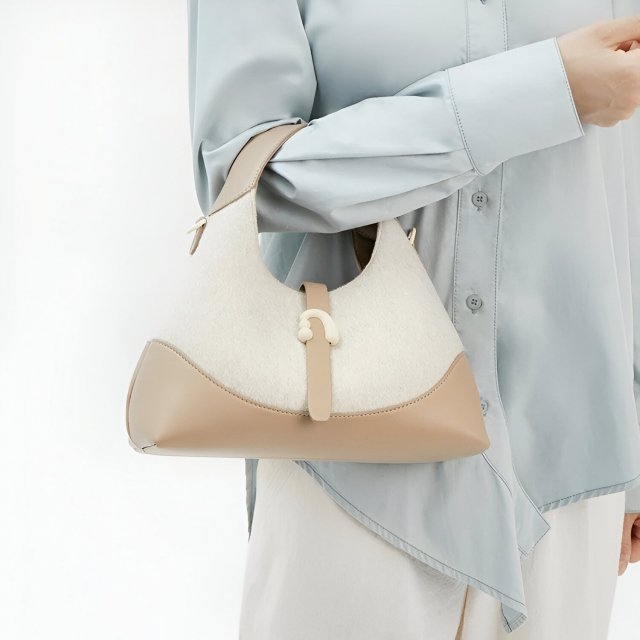 Chic Triangle Leather Crossbody Bag - Image 4