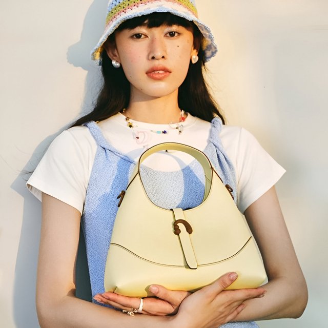 Chic Triangle Leather Crossbody Bag - Image 3