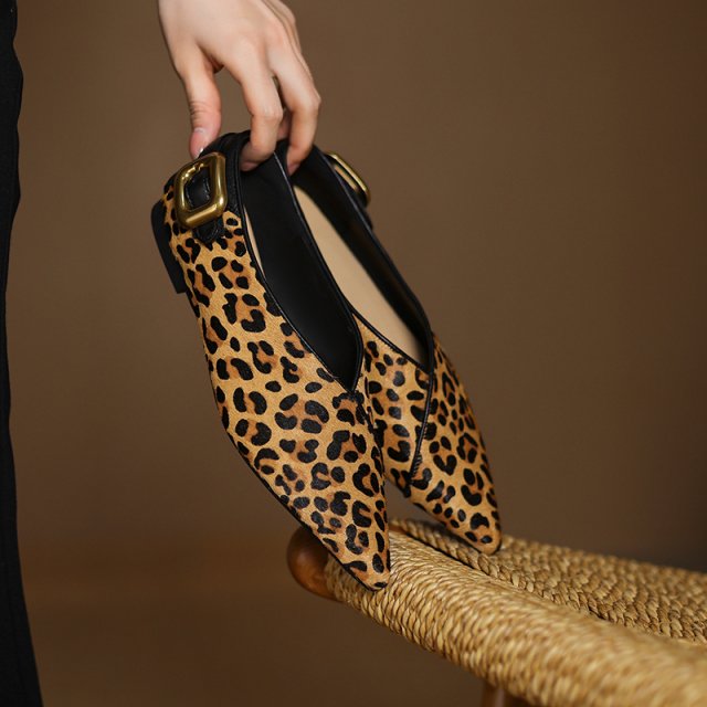 Women's Retro Leopard Print Pointed Toe Ballet Pumps - Image 5