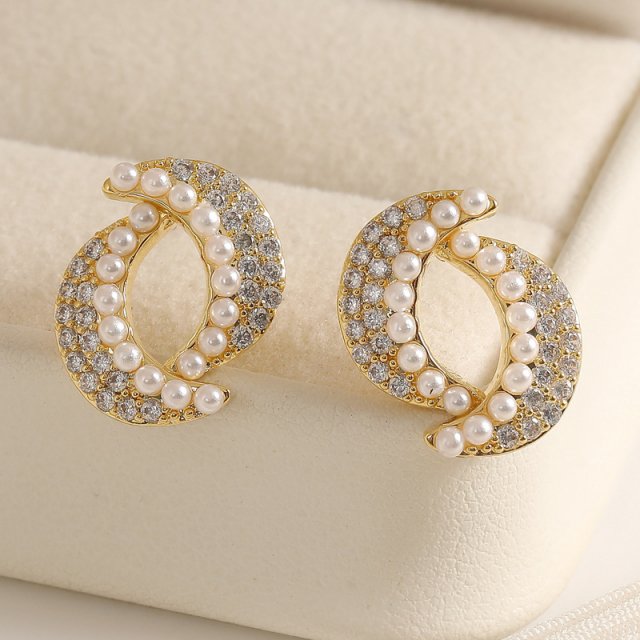 Elegant Double Moon Pearl Stud Earrings for Women – Hollow Oval Design